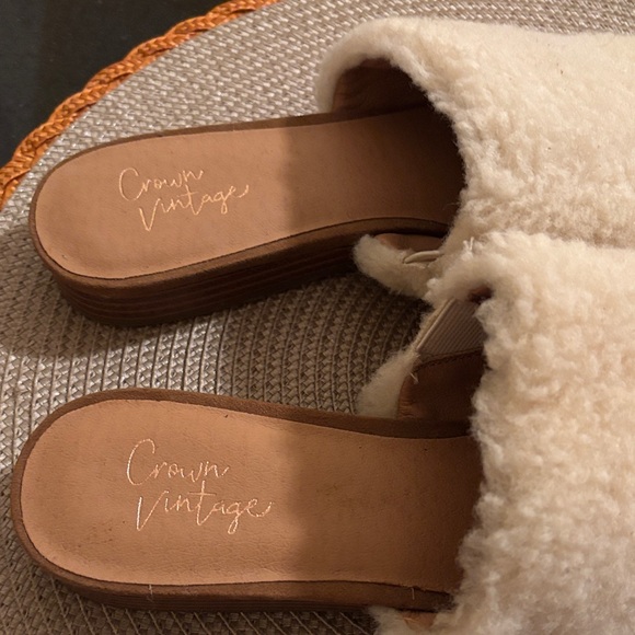 Crown Vintage Cream Shearling Mules House Shoes Slippers Size 7 - Picture 2 of 6